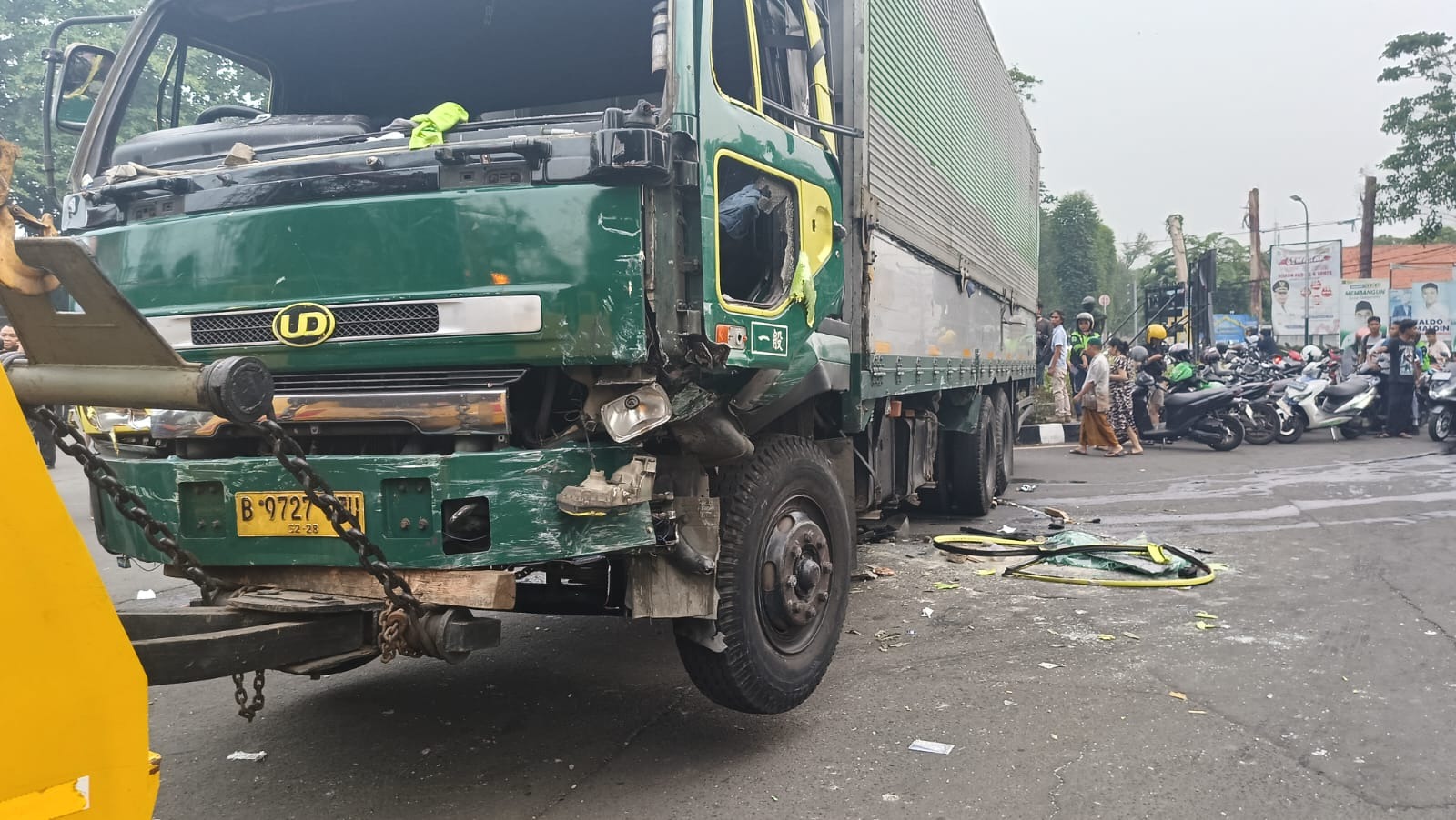 Truk Kontainer Membabibuta Tabrak Puluhan Motor di Kota Tangerang 