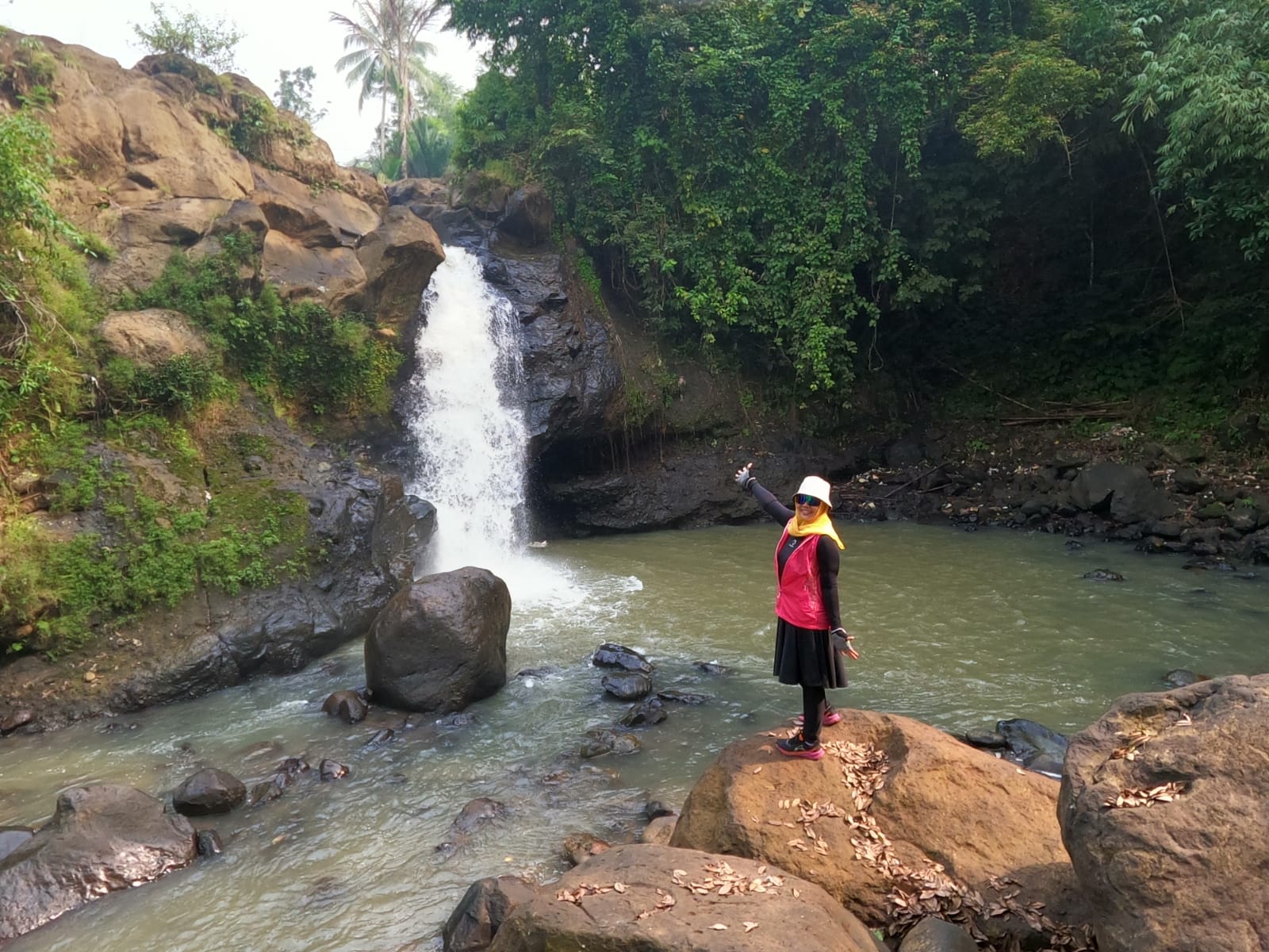 Pesona Curug Goong, Bisa Camping dan Berenang 