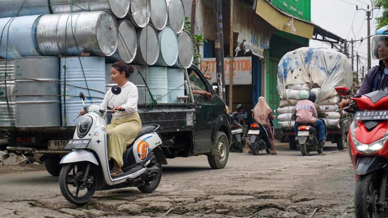 Jalan Menuju RSUD Pakuhaji Rusak Berat, Sopir Ambulans Mengeluh Kesulitan saat Mengantar Pasien