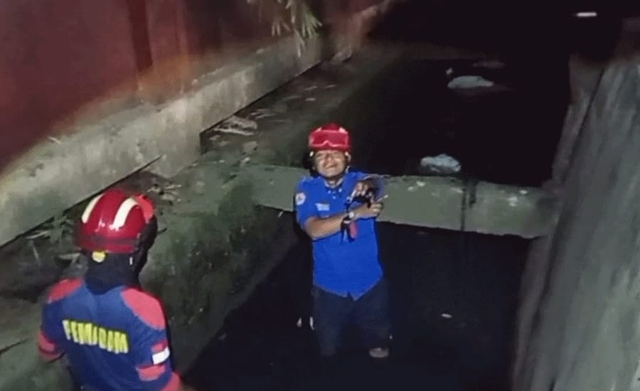 Petugas Damkar Turun ke Drainase Cari Kunci Mobil 