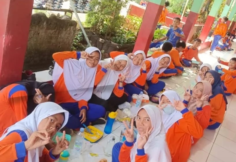 Orang Tua Boleh Beli Seragam di Luar Sekolah, Batik dan Baju Olahraga SDN Wanakerta IV Hanya Ada di Koperasi