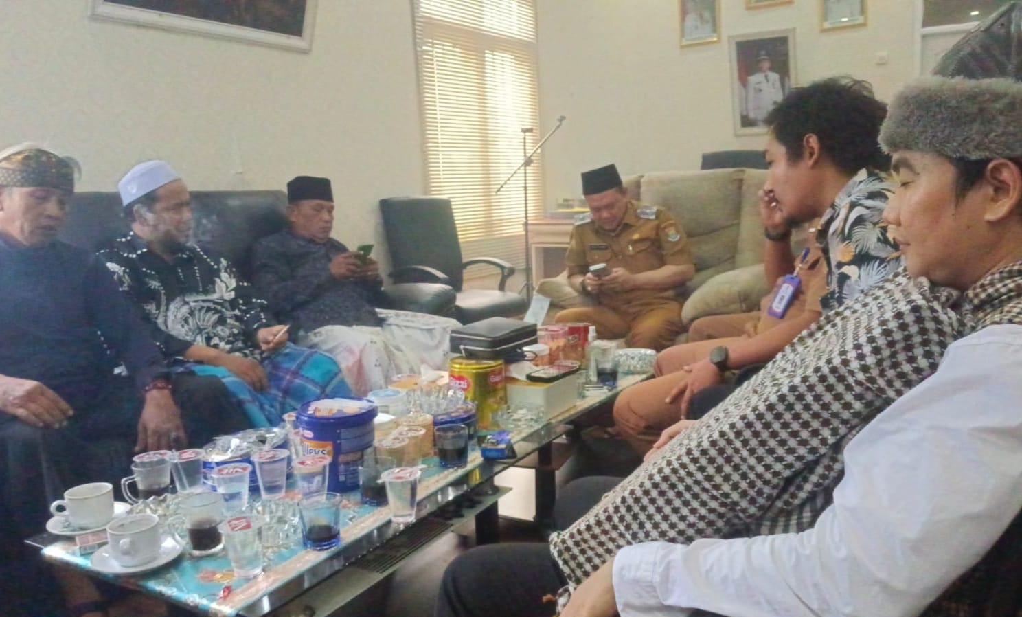 PJ Kades Klarifikasi Tuduhan ‘Selingkuh’
