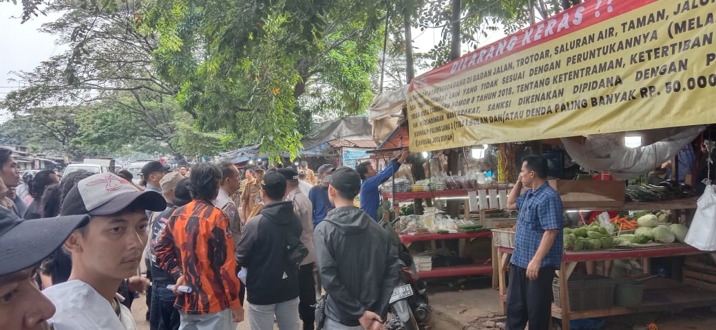 PKL Pasar Lembang Jualan di Trotoar, Kecamatan Ciledug Minta PKL Bongkar Lapak Sendiri