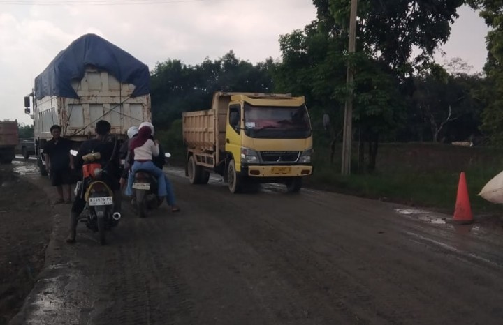 Langgar Jam Operasional, Truk Tambang Diduga “Dibekingi”
