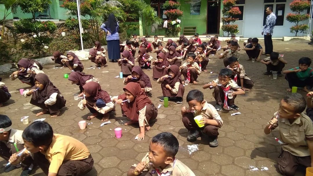 SDN Sukasari I Gosok Gigi Bersama