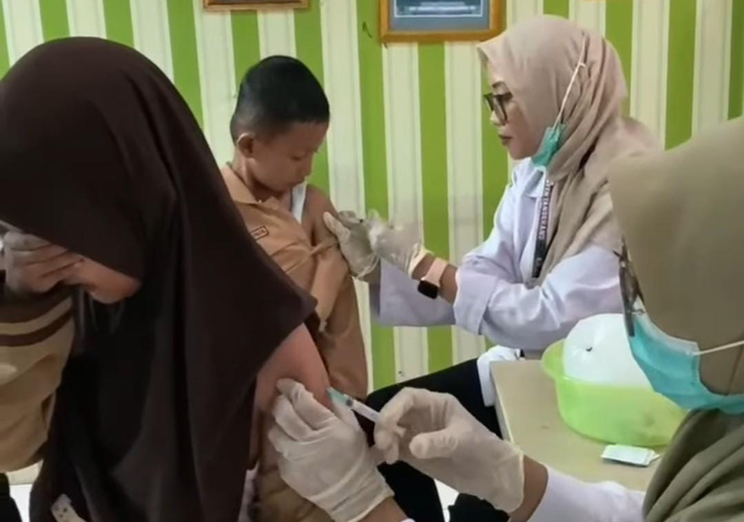 SDN Pasar Kemis III Cegah Penyakit, Siswa Dapat Imunisasi 