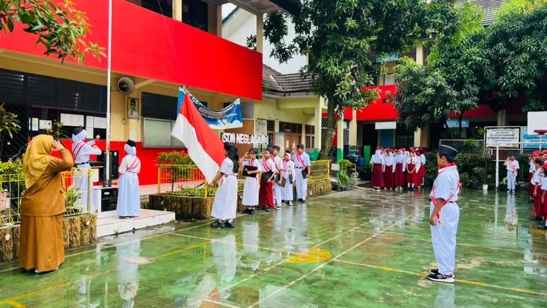 SDN Neglasari 1: Upacara Bendera untuk Tanamkan Sikap Disiplin