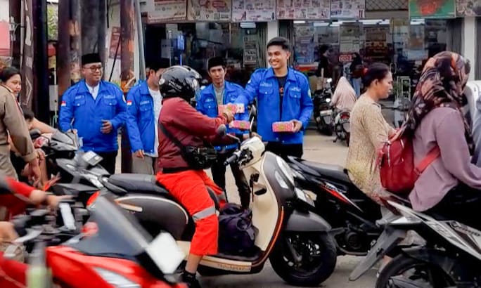 Jelang Waktu Berbuka Puasa, Pengguna Jalan Raya Pasar Kemis - Rajeg Dapat Kejutan Manis