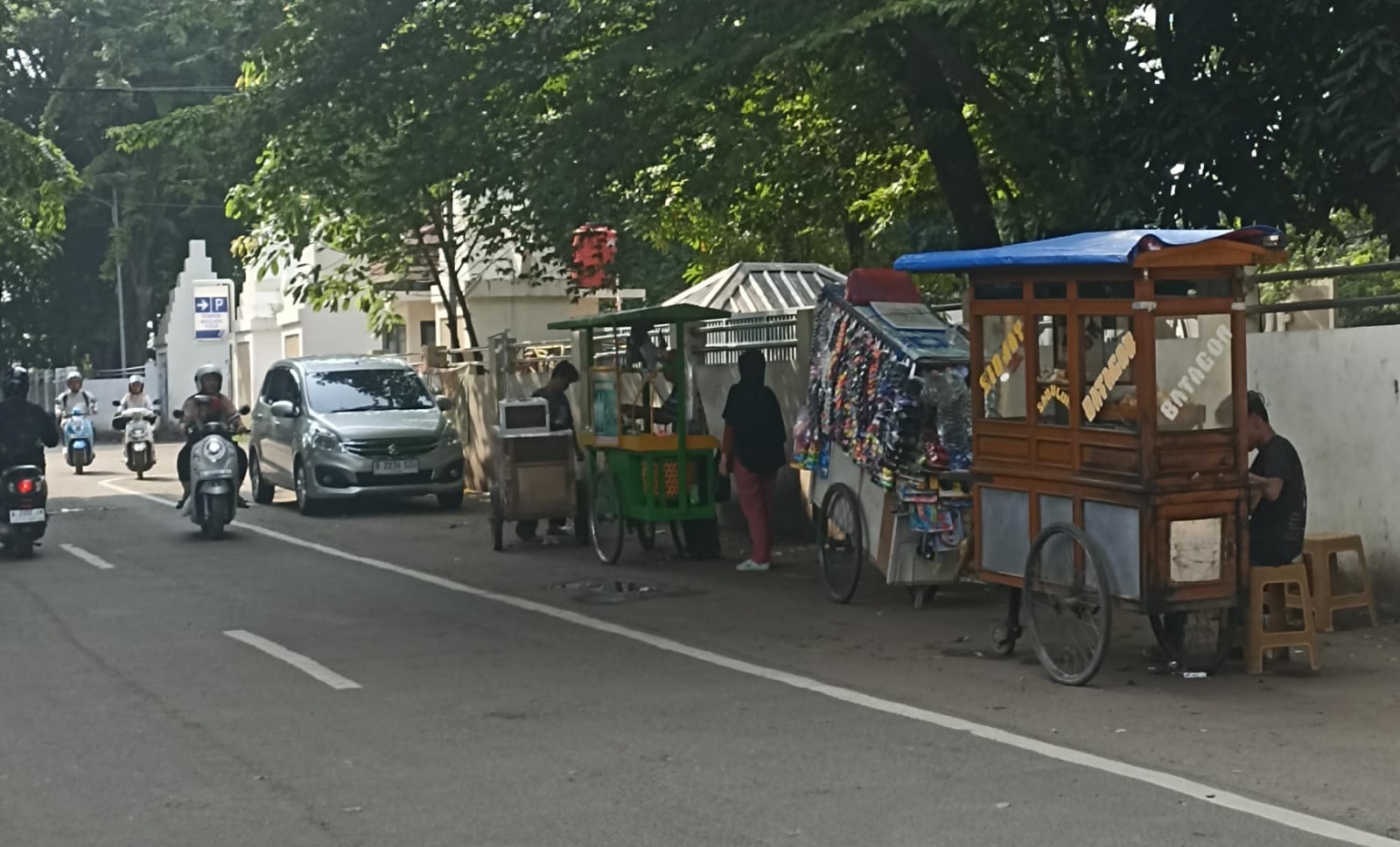 PKL Bandel Kembali Berjualan Di Depan Area Stadion