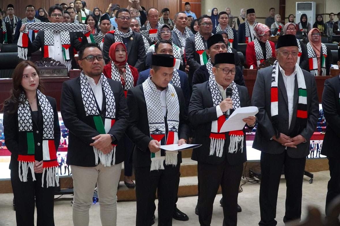 Dukung Palestina Merdeka, Anggota DPRD Tangsel Kompak Kenakan Syal
