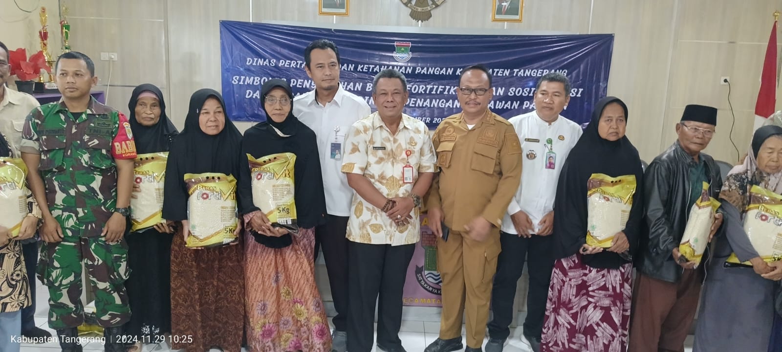 DPKP Kabupaten Tangerang Salurkan Bantuan Pangan Beras Fortivikasi di 7 Desa  Rentan Rawan Pangan di Kosambi 