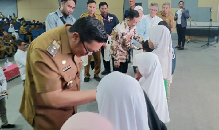 PMI Kota Tangerang Bersama Amway Peduli Serahkan 250 Paket Alat Sekolah dan Permakanan