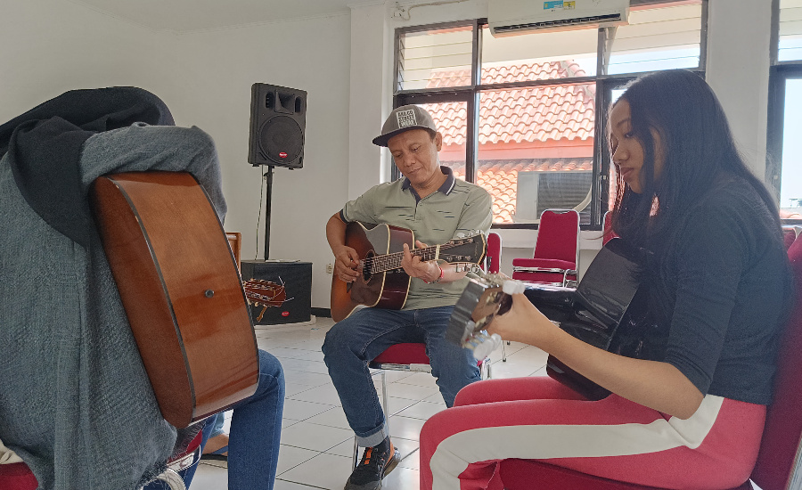 Libur Sekolah, DPAD Kota Tangerang Bikin Program Belajar Gitar Buat Pelajar