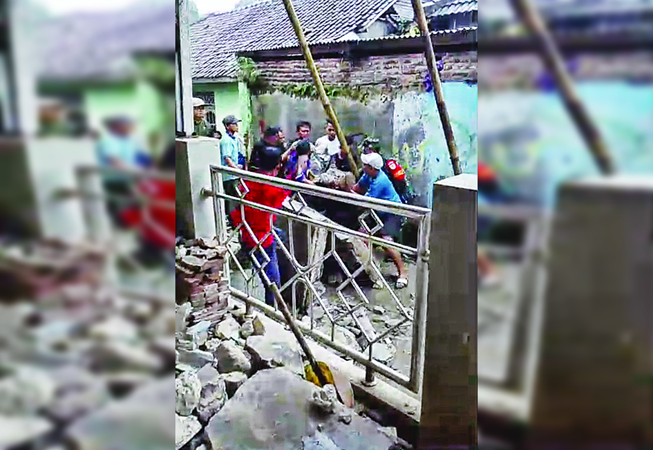Bangunan Masjid Ambruk, Satu Meninggal Dunia
