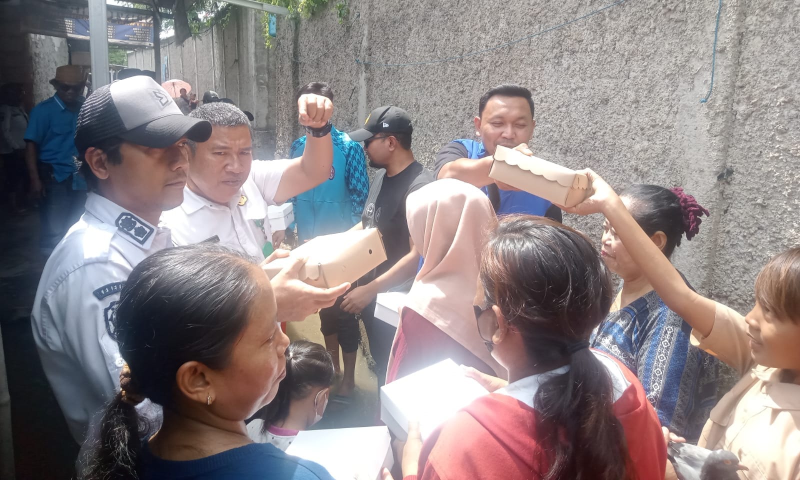 Peduli Korban Banjir, KNPI Kosambi Bagikan Nasi Kotak