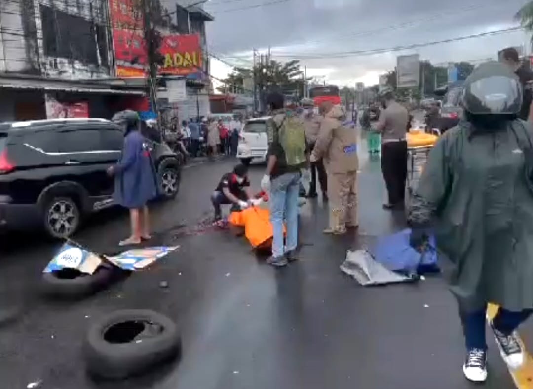 Pemotor Tewas Terlindas Bus di Ciputat