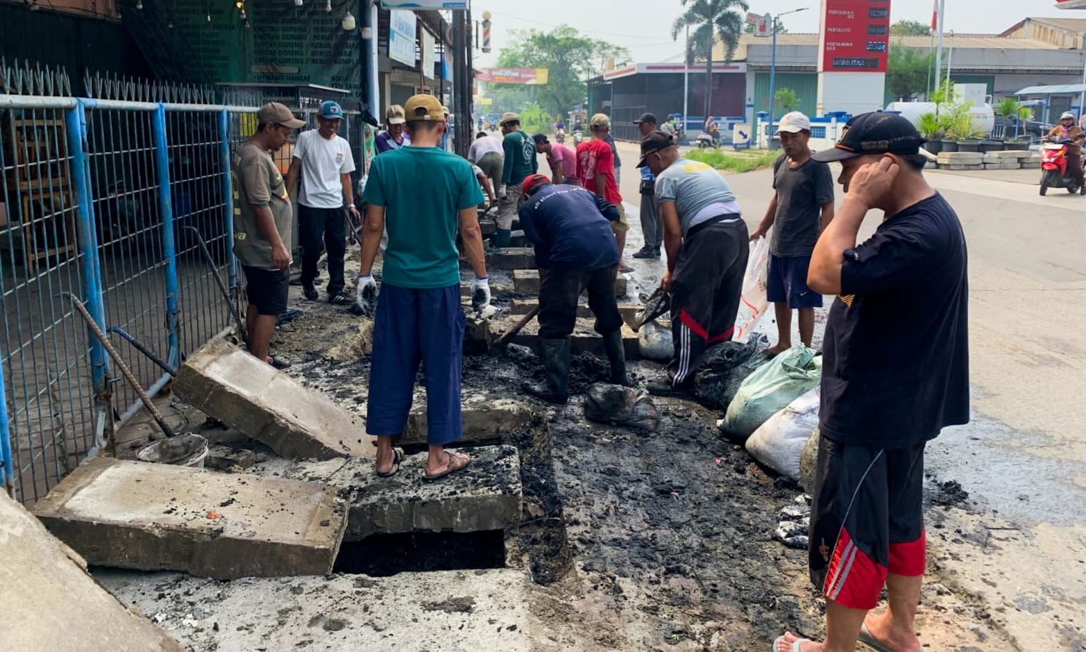 Pemdes Karet Keruk Lumpur Atasi Genangan