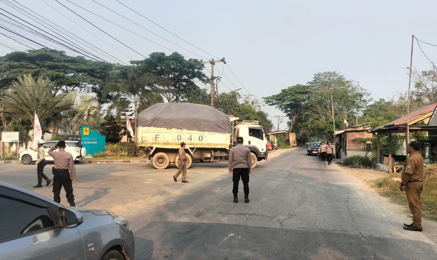  Forkopimcam Mauk Putar Balik Dump Truk Tanah yang Langgar Jam Operasional