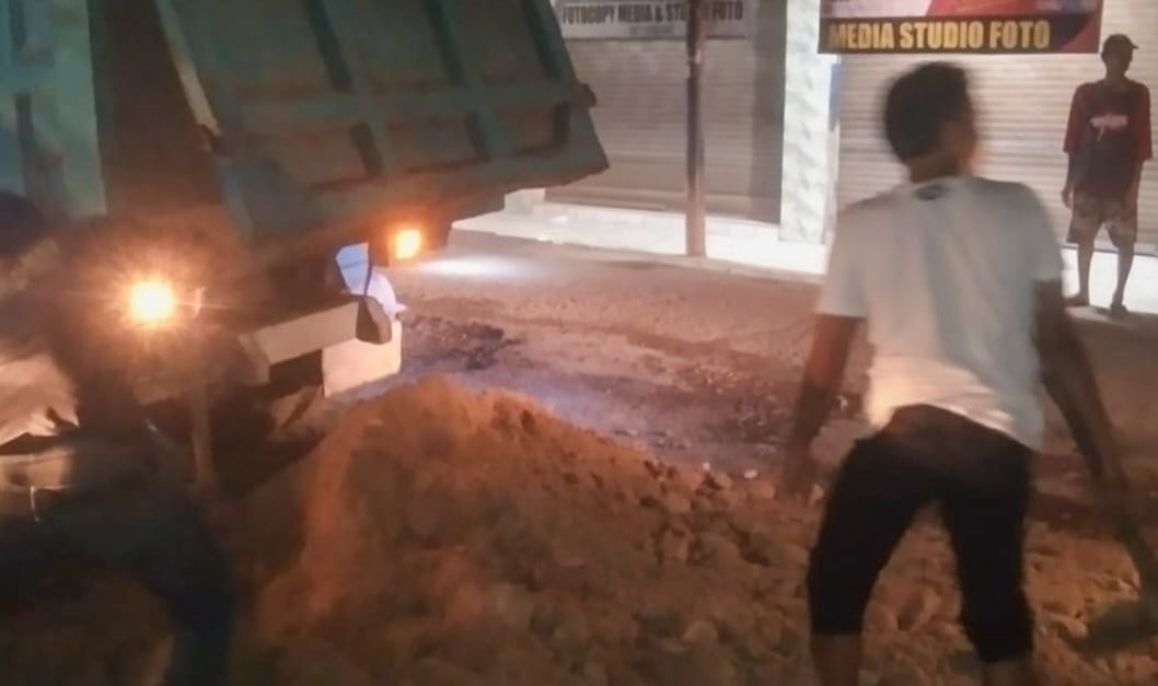 Camat Bantu Matrial Jalan Raya Pakuhaji, 15 Titik Jalan Berlubang Sudah Diurug