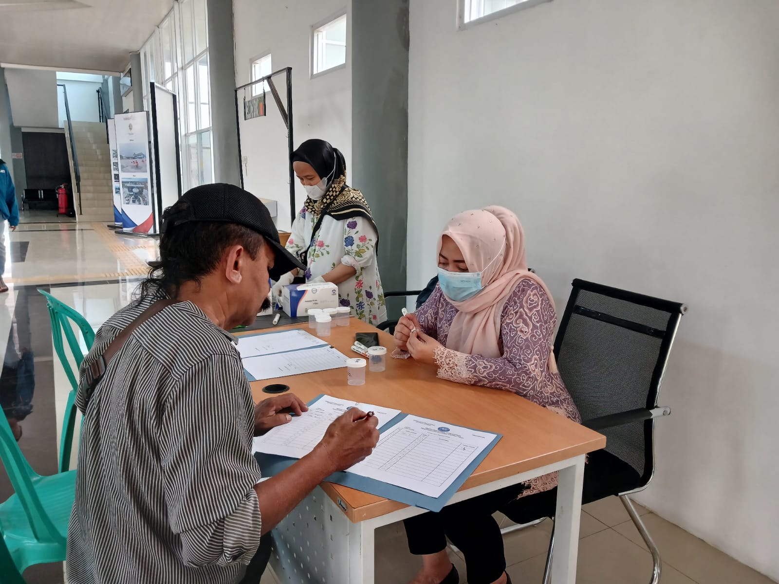 BNNP Banten Tes Urine Sopir Bus di Terminal Pakupatan 