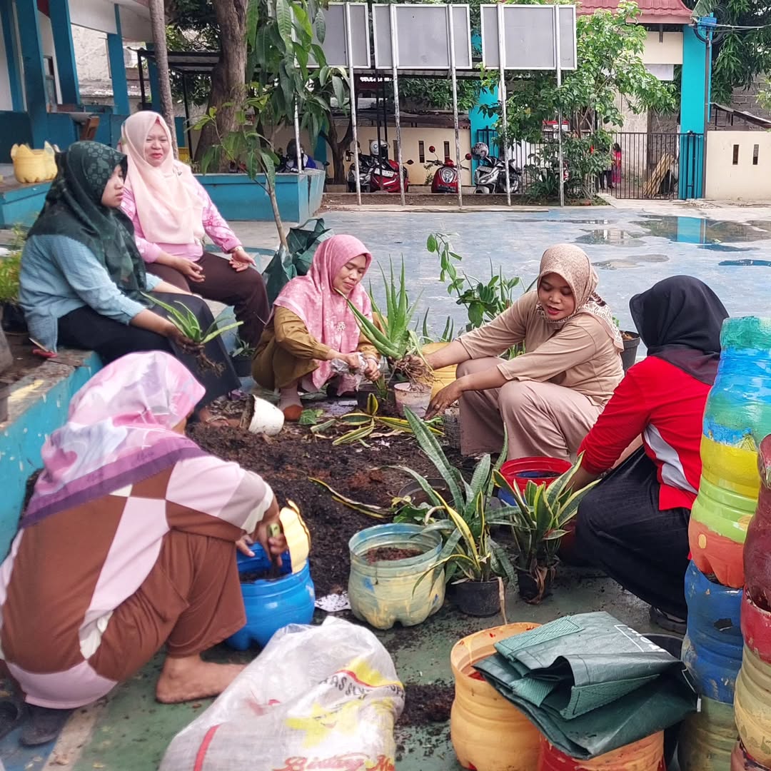 SDN Pondok Aren 4: Warga Sekolah Kompak Lakukan Penghijauan