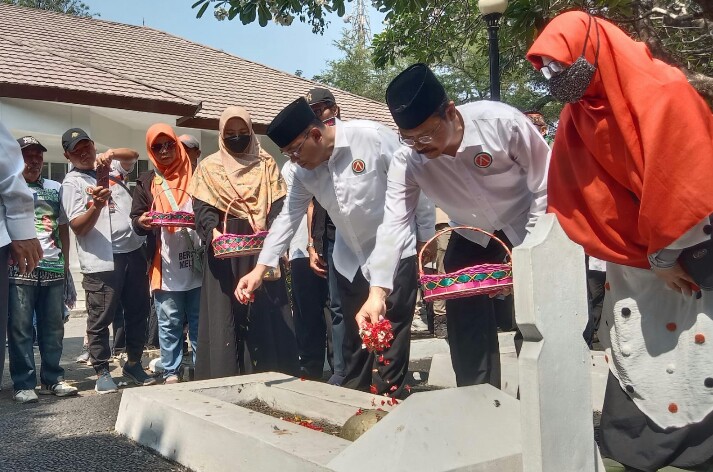 Berkas Dinyatakan Lengkap, Paslon Amarulloh-Bonnie Akan Benahi Permasalahan Sampah 