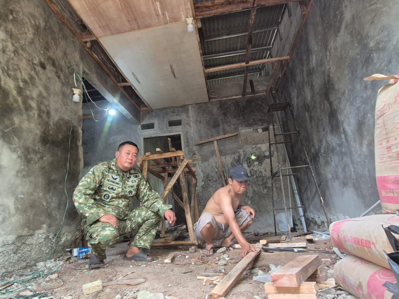 Korem 052/Wkr Rehab Rumah Warga Buaran 