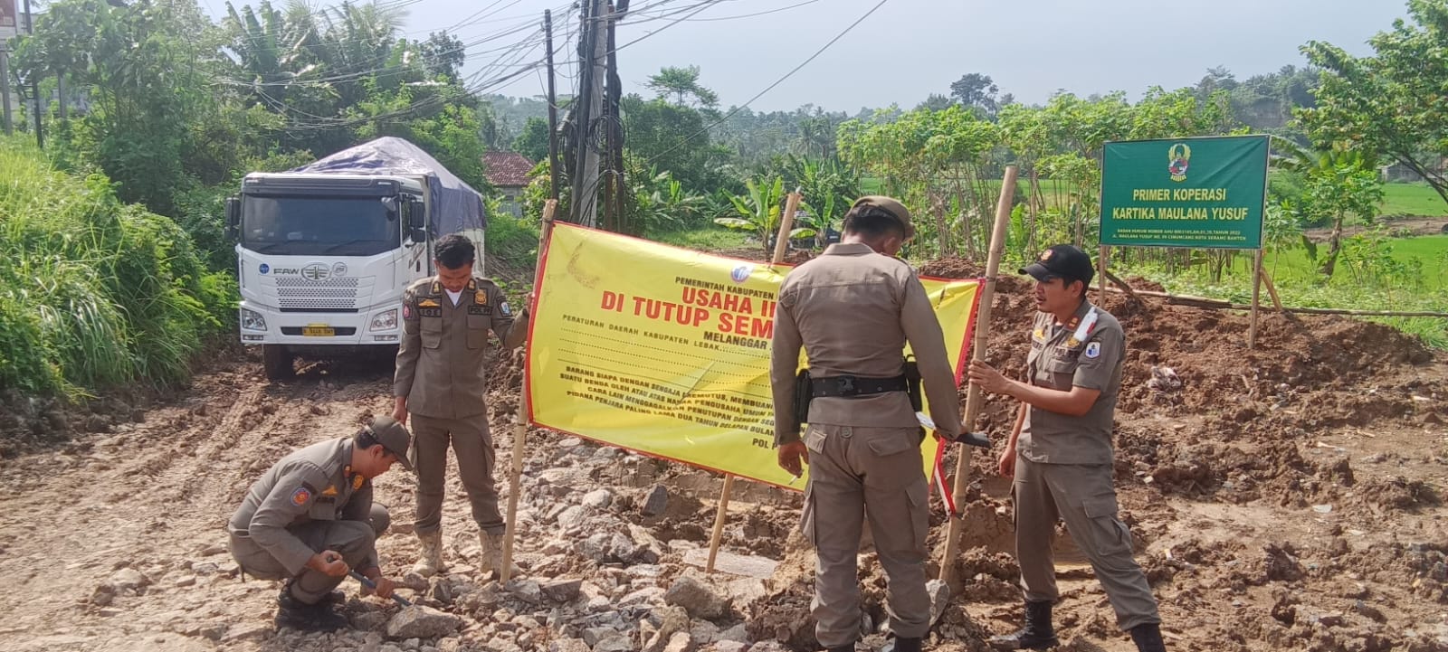 Rawan Kecelakaan, Satpol PP Tutup Galian Tanah Ilegal Depan Pintu Tol Rangkasbitung