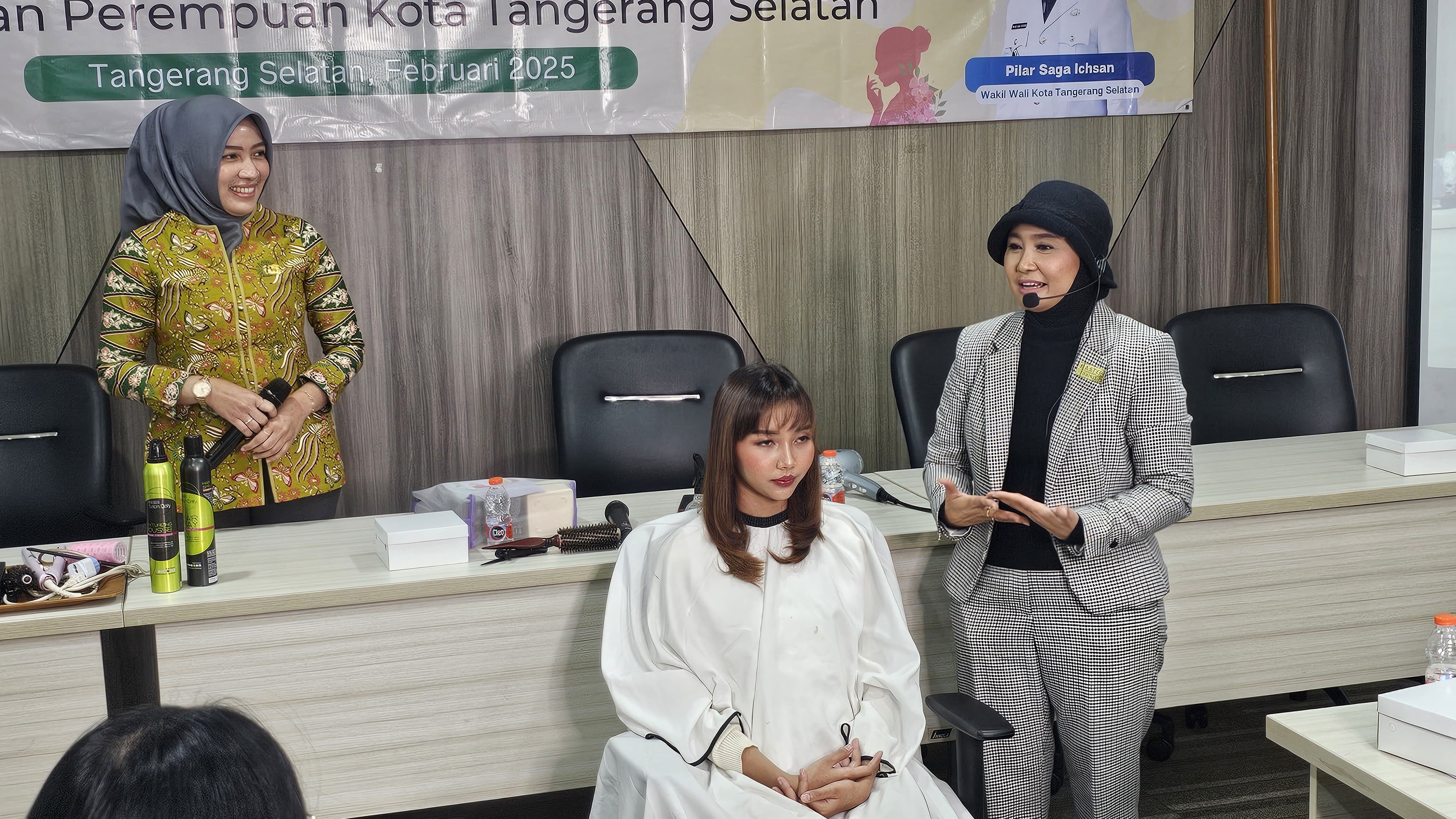 Tingkatkan Ekonomi Keluarga, Ibu-Ibu Dilatih Cara Tata Rambut