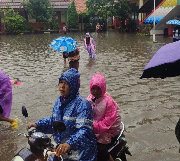 Siswa SDN Salembaran 4 Lakukan Belajar Daring karena Hujan