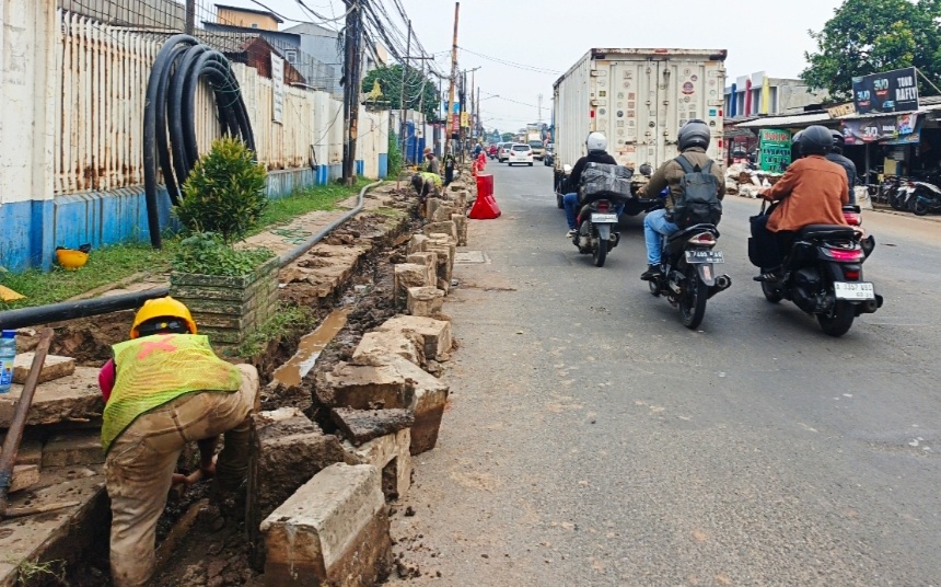 Bekas Galian Pipa dan Kabel Bikin Jalan Rusak 