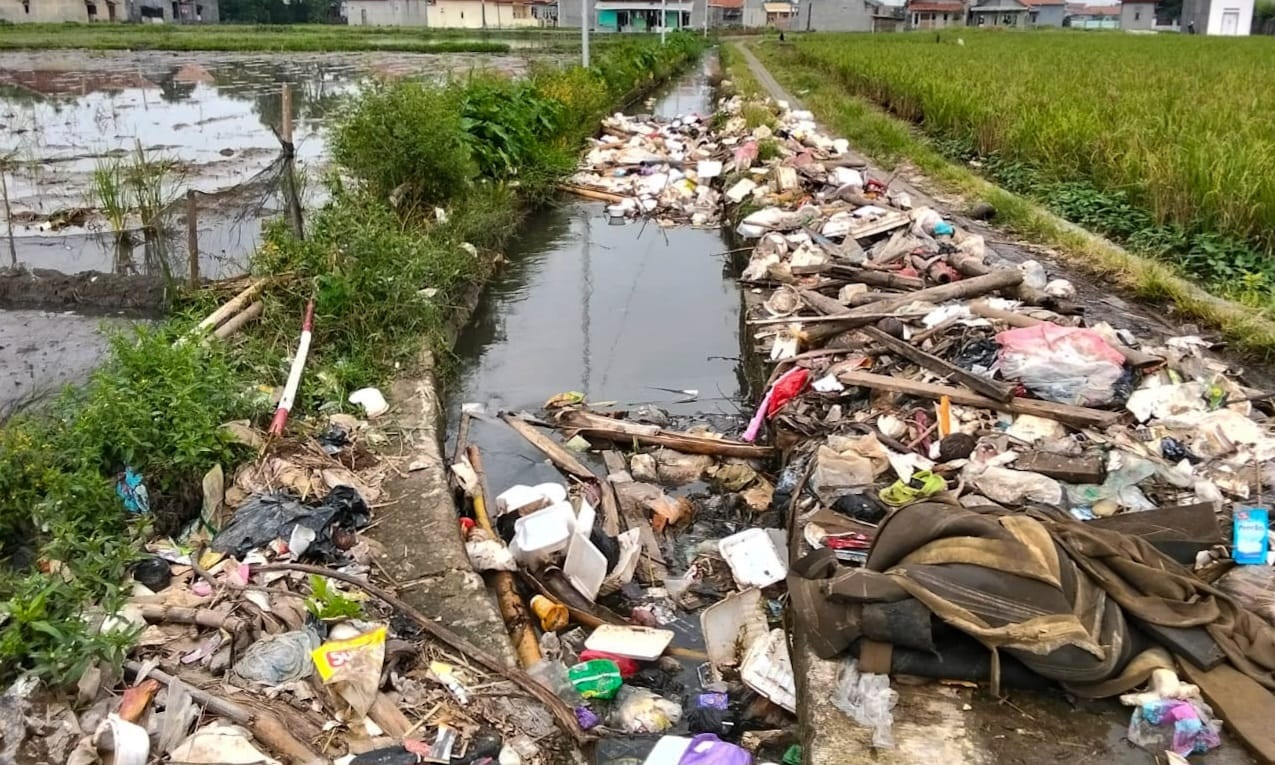 Kades Keluhkan Sampah Kiriman, Berasal dari Saluran Air Sekunder Ketapang