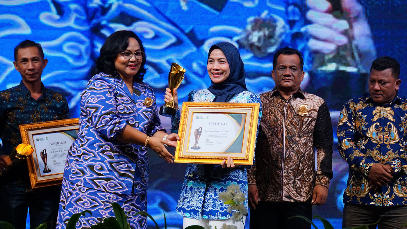 Bupati Zakiyah Raih Penghargaan Pimred Award 