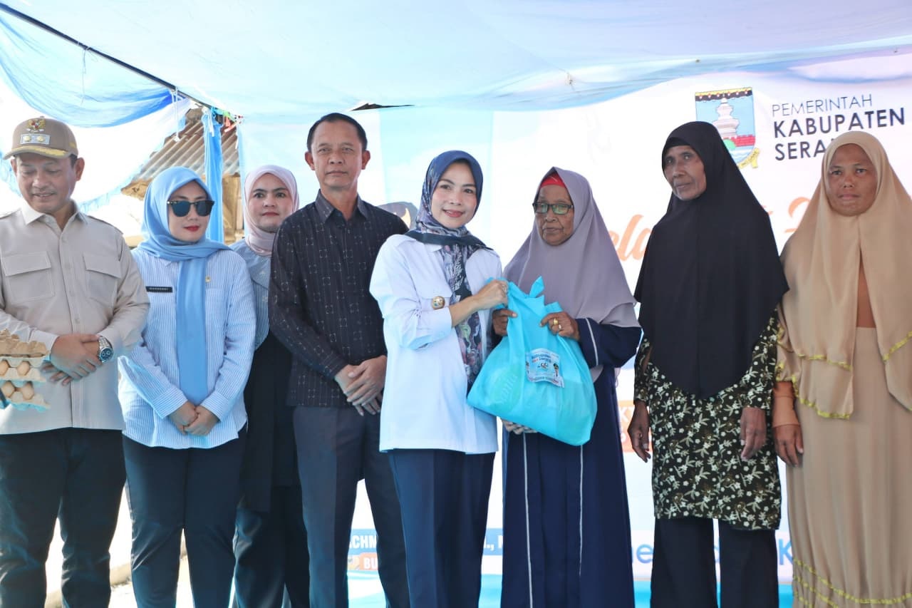 Zakiyah Bagikan Sembako ke Warga Pulo Panjang