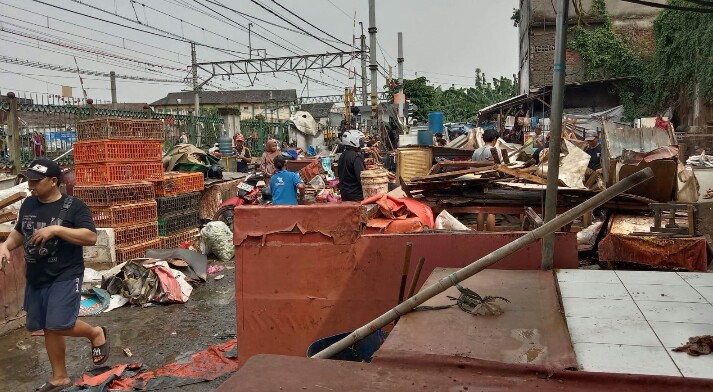 Pedagang Basah Bongkar Lapak Relokasi Pasar Anyar Selatan  