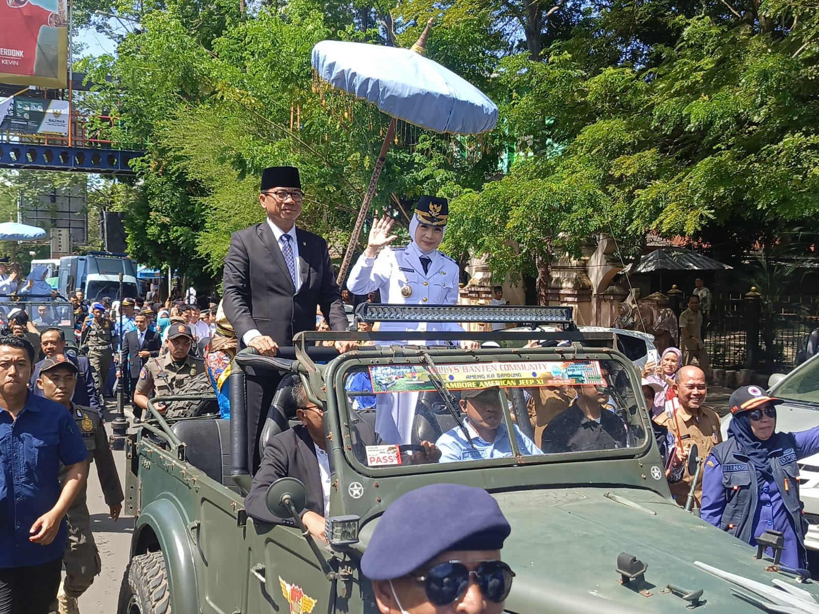 Usai Pelantikan, Zakiyah-Najib Naik Jip Diiringi Tarian Tradisional