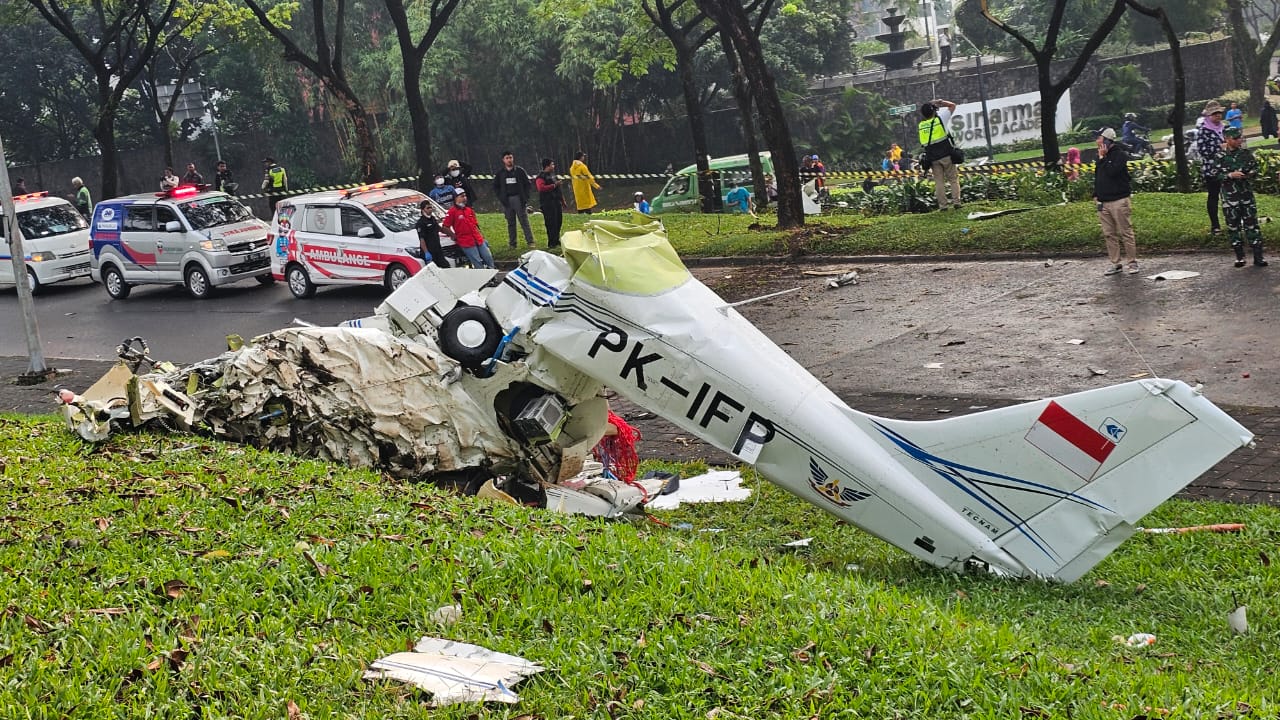 Petugas Kesulitan Evakuasi Korban  Terjepit di Pesawat Latih yang Jatuh di BSD