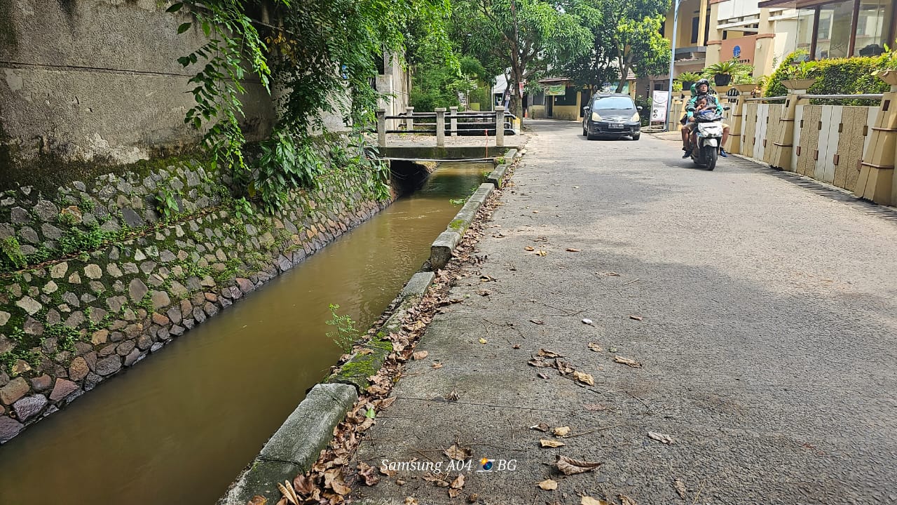 Tak Kuasai Kondisi Jalan, Mobil MPV Masuk Kali di Pondok Cabe Ilir