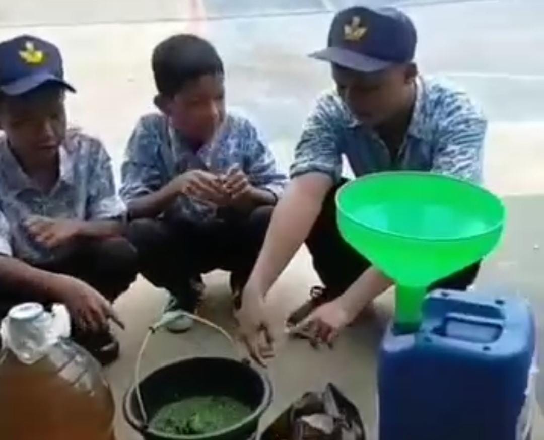 SMPN 1 Sukamulya Buat Pupuk Cair Untuk Merawat Tanaman