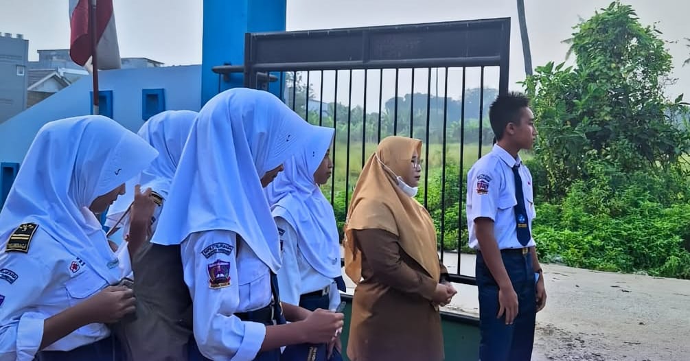 Guru-Guru dan Pengurus OSIS SMPN 3 Teluknaga Sambut Siswa Usai Libur Sekolah