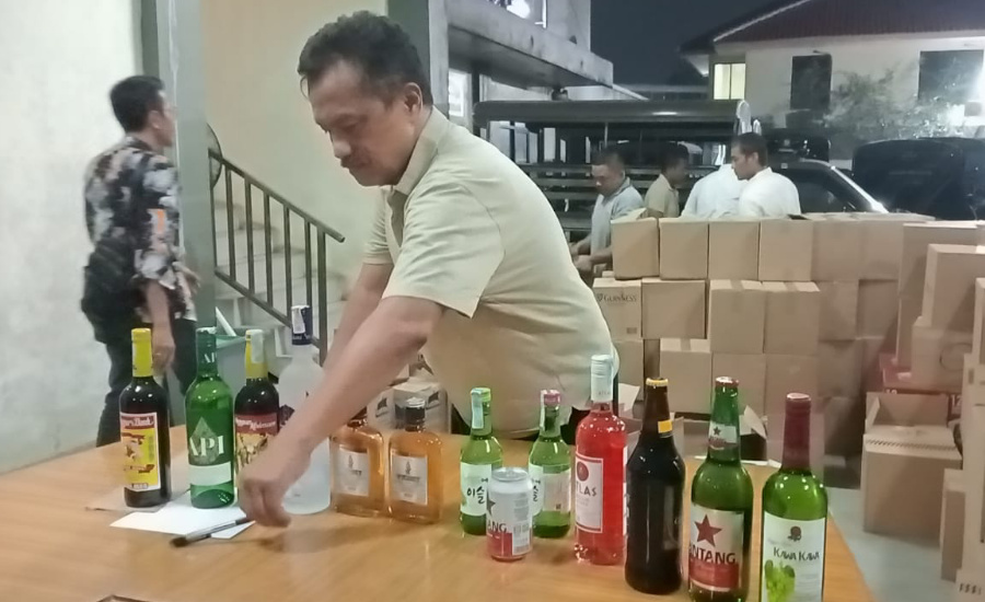 Satpol PP Kota Tangerang Sita Ribuan Botol Miras dari Gudang di Karawaci