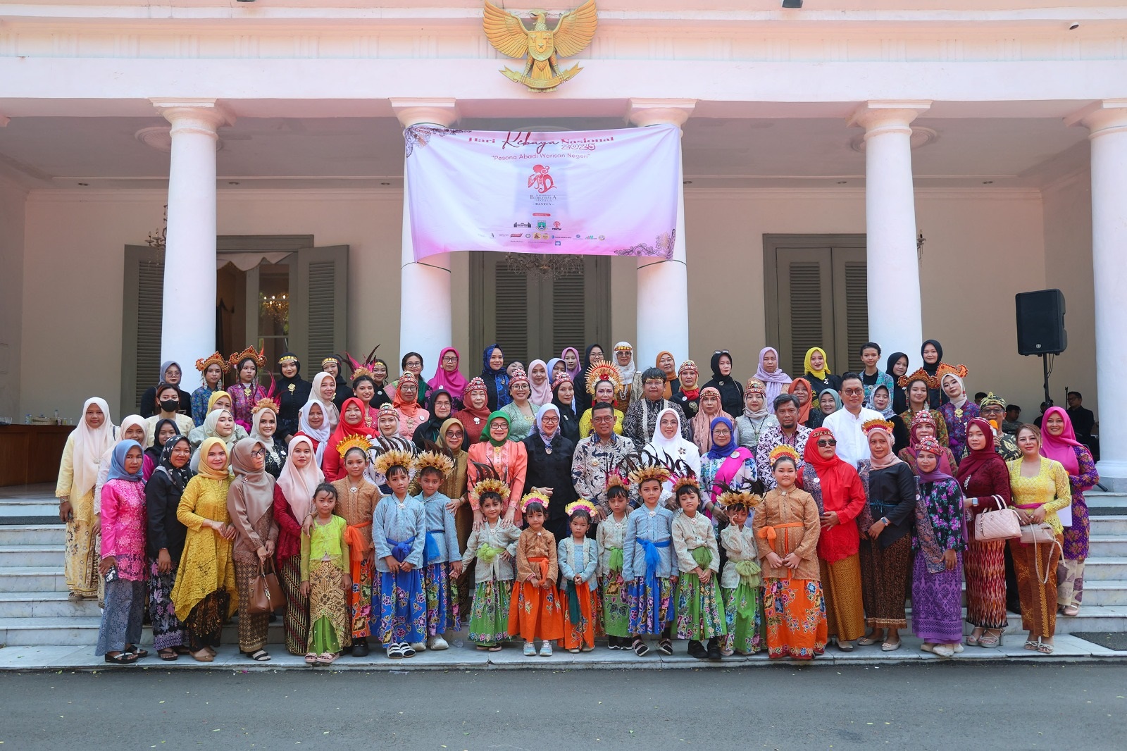 Identitas Perempuan,  Gubernur Ajak Generasi Muda Gunakan Kebaya