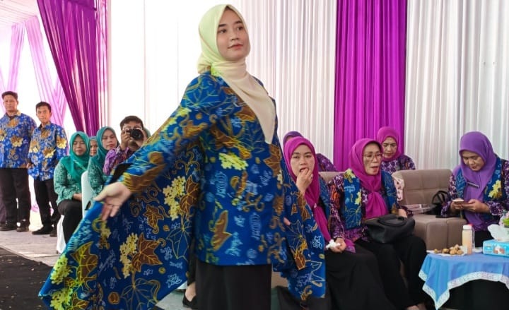 Perkuat Identitas Daerah dan Program PKK, Kecamatan Kemiri Luncurkan Batik Khas