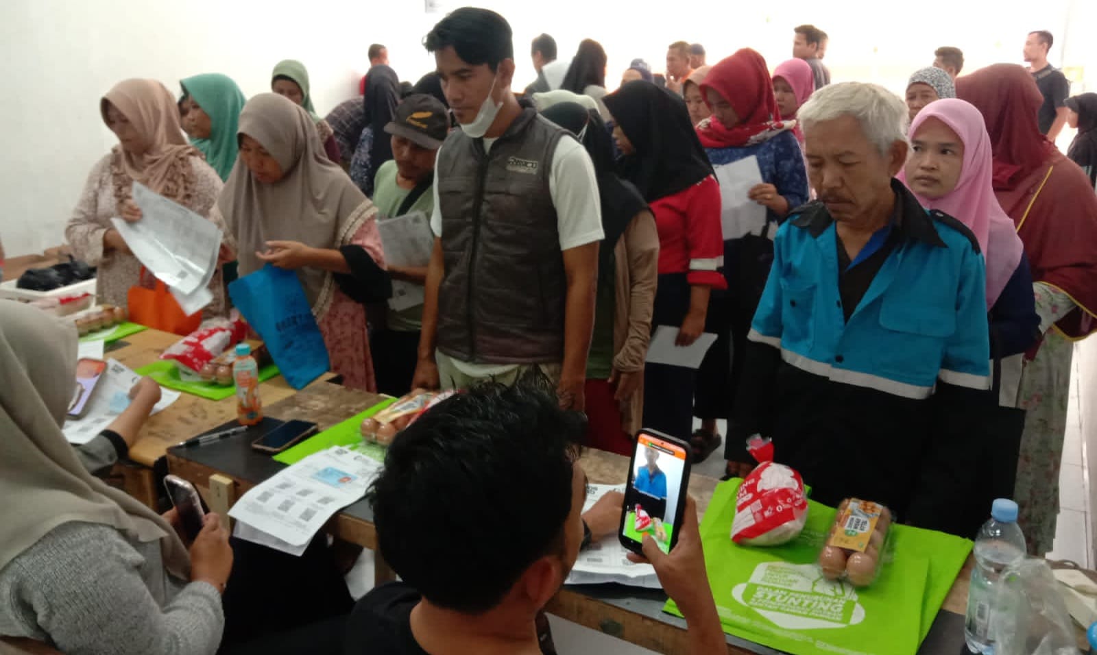 Kantor Pos Mauk Salurkan Bansos Rawan Stunting dari Bapanas