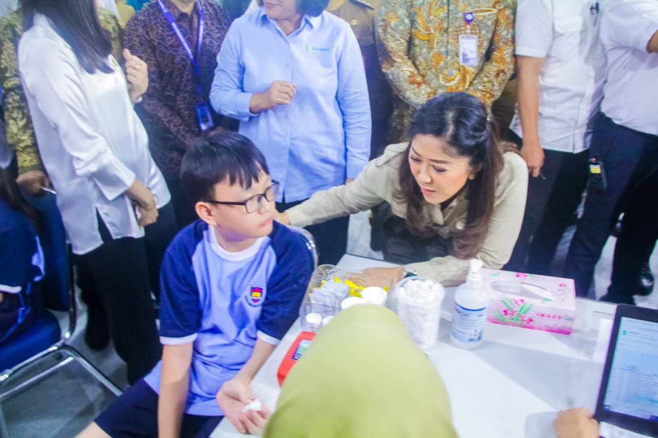 Menteri Komindigi Meutya Hafid Tinjau Cek Kesehatan Gratis Siswa di SMPK Penabur Gading Serpong