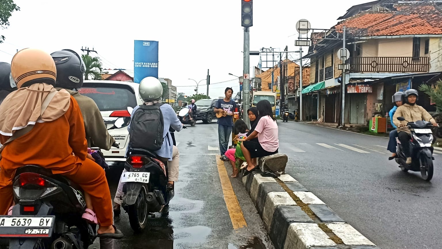 Ketika Ibu Kota Banten Masih Dihiasi Anak Jalanan, Mencari Pundi-pundi Rupiah di Sela Kemacetan