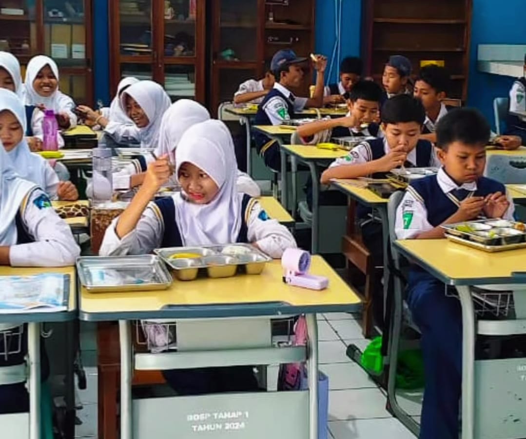 Siswa SMPN 2 Rajeg Antusias Habiskan Menu Bergizi