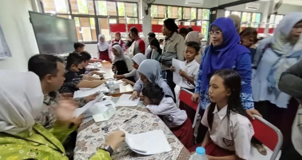 SDN Pondok Pucung 3 Dapat Bantuan dari Pemkot Tangsel, Siswa Tak Mampu Terima Buku Tabungan