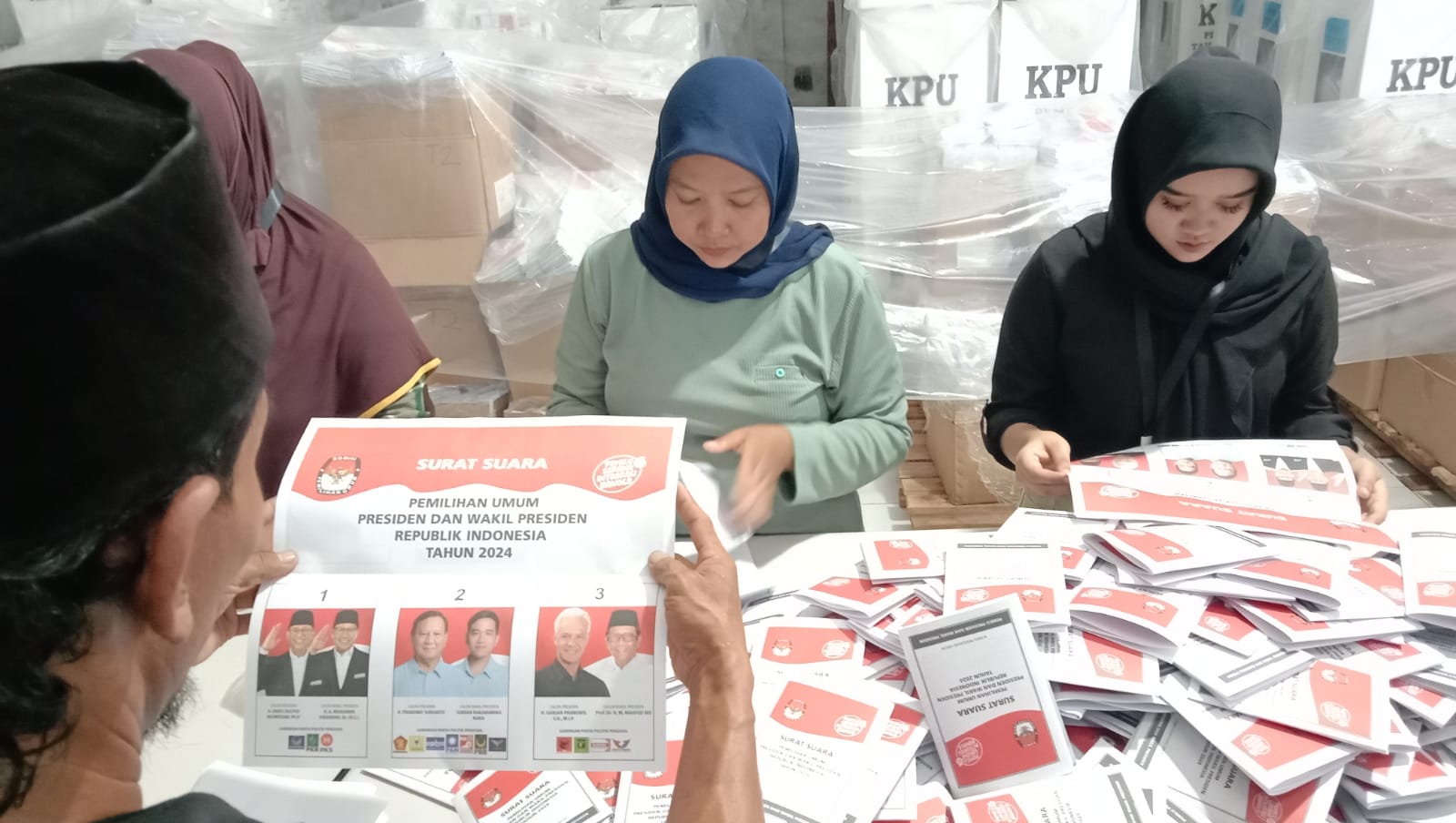 Camat Benda Tinjau Gudang Logistik KPU di Jurumudi Baru