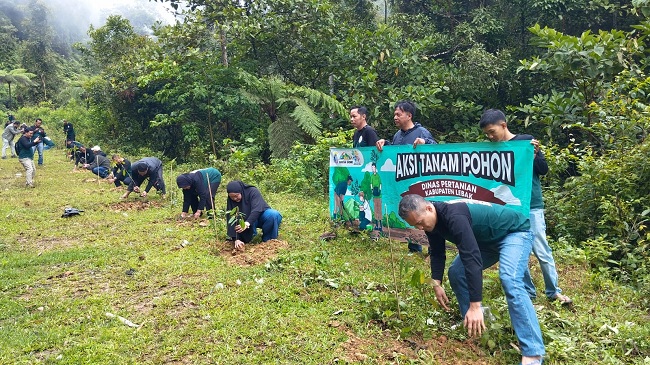 Distan Lakukan Penanaman Pohon Keras di Kawasan Wisata Gunung Luhur